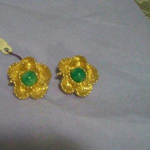 Vintage Gold Tone Flower  Earrings! Clip on!